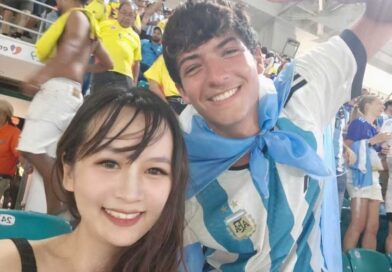 Como en un cuento de fútbol: una joven china no para de ir a la cancha en Argentina para encontrar a su héroe anónimo