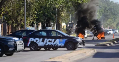 Después de casi tres días de tensión, Pullaro firmó un decreto con aumentos para la Policía de Santa Fe y levantaron la protesta en Rosario