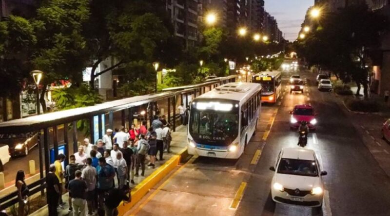 El Gobierno amenaza con quitarles la personería a los gremios de trenes y colectivos si adhieren al paro de mañana